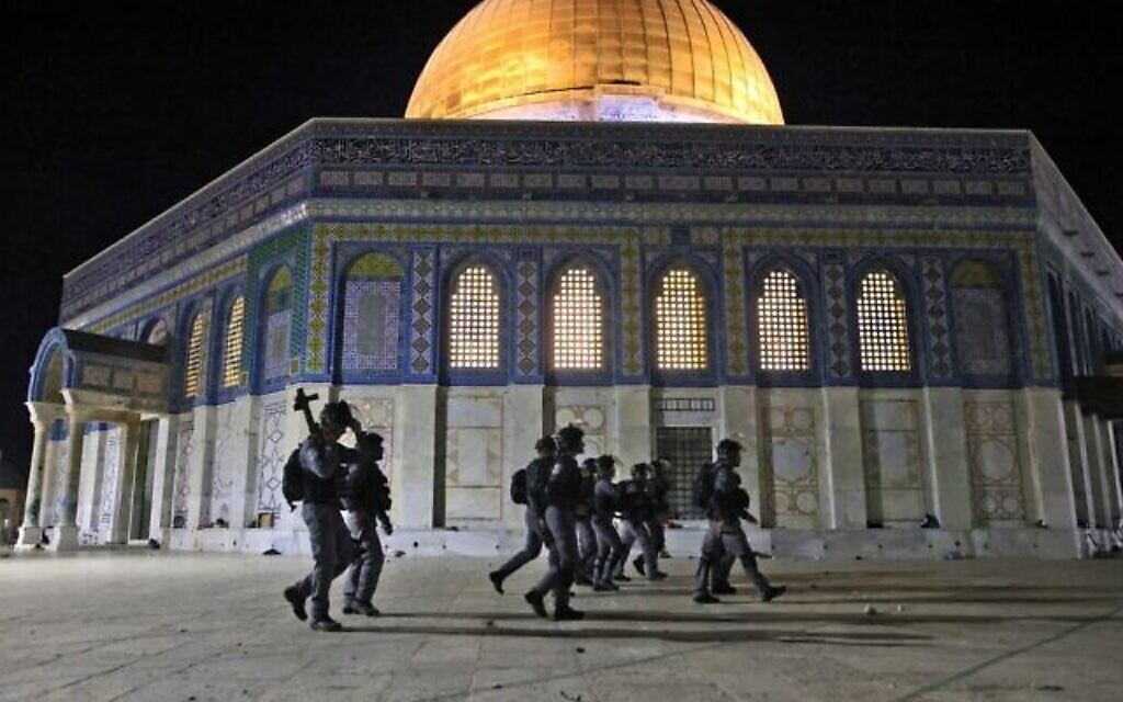 قوات الأمن الإسرائيلية تنتشر بالقرب من قبة الصخرة وسط مواجهات مع متظاهرين فلسطينيين في الحرم القدسي، 7 مايو، 2021. (Ahmad GHARABLI / AFP)