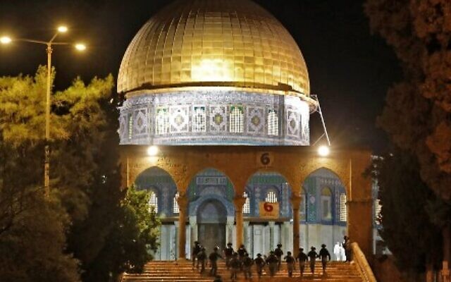 شرطة الحدود الإسرائيلية تتقدم داخل باحة الحرم القدسي خلال إشتباكات مع فلسطينيين بعد إفطار شهر رمضان 7 مايو، 2021 القدس
Ahmad GHARABLI / AFP شرطة الحدود الإسرائيلية تتقدم داخل باحة الحرم القدسي خلال إشتباكات مع فلسطينيين بعد إفطار شهر رمضان 7 مايو، 2021 القدس
Ahmad GHARABLI / AFP
