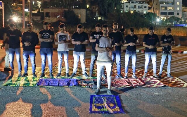 صلاة جماعية في حي الشيخ جراح، القدس خلال احتجاج على محاولات اخلاء عائلات فلسطينية من بيوتها ،  8 مايو 2021 Menahem KAHANA / AFP