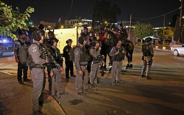 قوات الامن الاسرائيلية تنتشر لتفريق احتجاج فلسطينيين على اخلاء محتمل لعائلات فلسطينية في حي الشيخ جراح في القدس الشرقية، 8 مايو 2021 (Menahem KAHANA / AFP)