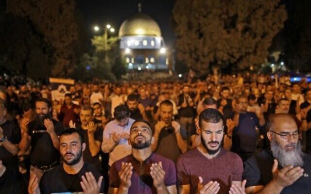 صلاة ليلة القدر في الحرم القدسي وسط احتدام الاشتباكات بين الفلسطينين والشرطة الاسرائيلية في القدس، 8 مايو 2021
ahmad gharabli / AFP