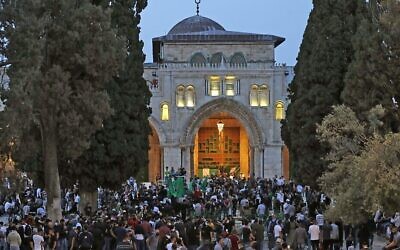 حشد فلسطيني في الحرم القدسي في آخر أيام شهر رمضان 2021 خلال احتدام المواجهات بين الفلسطينيين وقوات الشرطة الإسرائيلية بالتزامن مع 'يوم أورشليم القدس' 10 مايو 2021
(Photo by Ahmad GHARABLI / AFP)