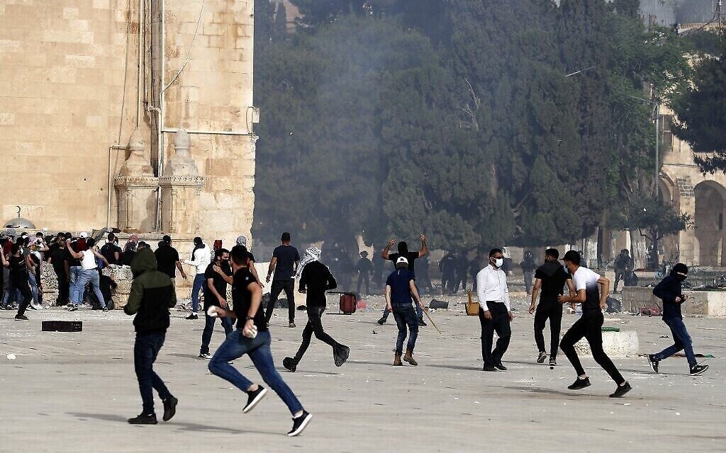 حشد فلسطيني في الحرم القدسي في آخر أيام شهر رمضان 2021 خلال احتدام المواجهات بين الفلسطينيين وقوات الشرطة الإسرائيلية بالتزامن مع 'يوم أورشليم القدس' 10 مايو 2021
(Photo by Ahmad GHARABLI / AFP)