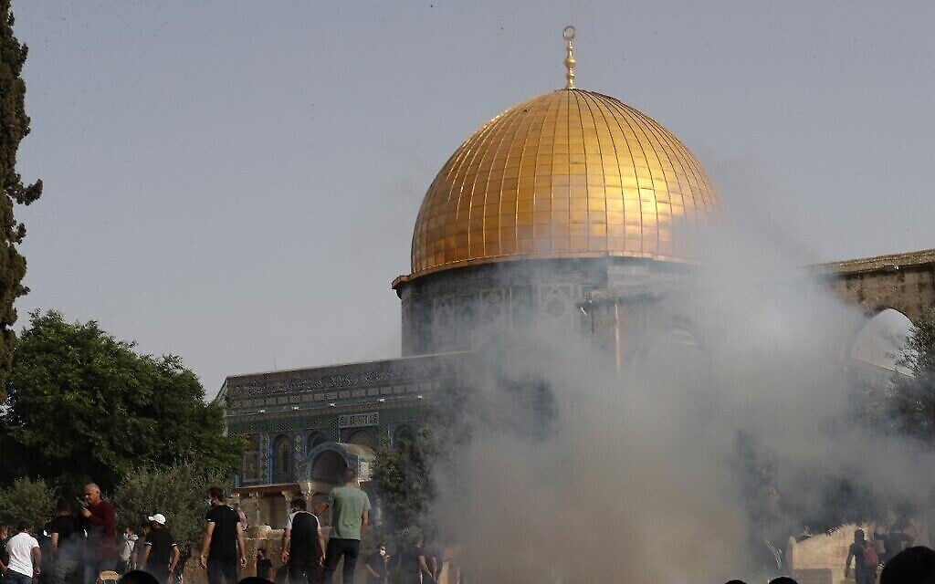 حشد فلسطيني في الحرم القدسي في آخر أيام شهر رمضان 2021 خلال احتدام المواجهات بين الفلسطينيين وقوات الشرطة الإسرائيلية بالتزامن مع 'يوم أورشليم القدس' 10 مايو 2021
(Photo by Ahmad GHARABLI / AFP)