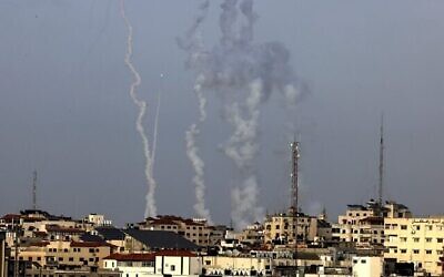 فلسطينيون يطلقون صواريخ من مدينة غزة باتجاه اسرائيل، 10 مايو، 2021. (Mahmud Hams / AFP)