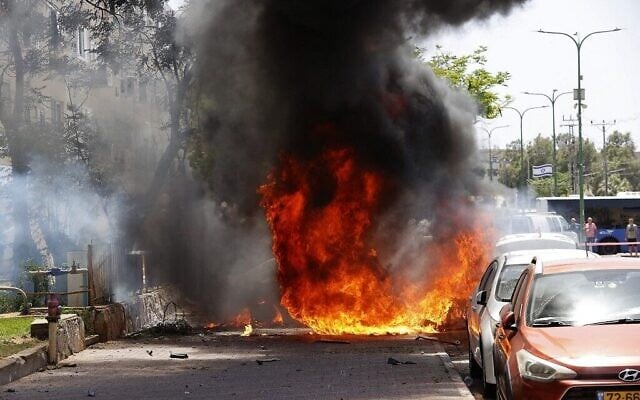 حريق بعد سقوط صاروخ أطلق من قطاع غزة في مدينة أشكلون جنوب إسرائيل، 11 مايو 2021 (JACK GUEZ / AFP)