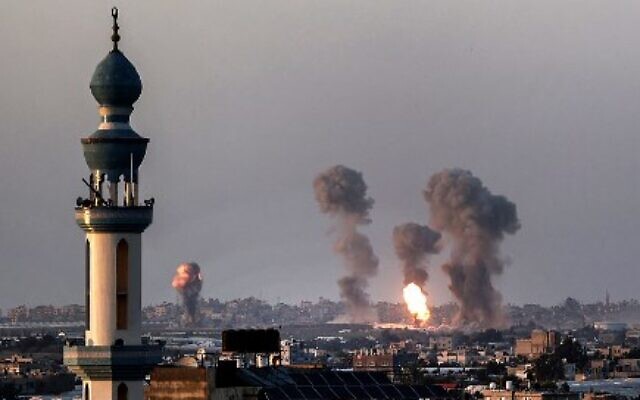 خان يونس جنوب قطاع غزة ، تصاعد الدخان أثناء غارة جوية إسرائيلية ، 12 مايو 2021
(Photo by SAID KHATIB / AFP) خان يونس جنوب قطاع غزة ، تصاعد الدخان أثناء غارة جوية إسرائيلية ، 12 مايو 2021
(Photo by SAID KHATIB / AFP)