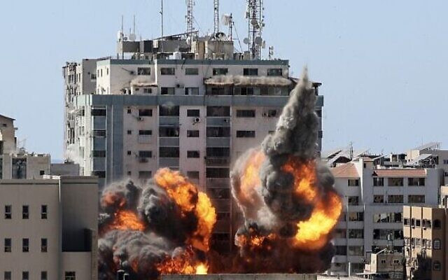 إنهيار البرج المؤلف من 13 طبقة والذي يضم مكاتب شركة الجزيرة ومكاتب وكالة اسوشيتد برس جراء ضربات صاروخية إسرائيلية 15 مايو 2021

 (Photo by Mahmud Hams / AFP)