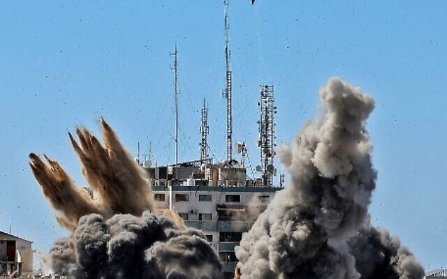 إنهيار البرج المؤلف من 13 طبقة والذي يضم مكاتب شركة الجزيرة ومكاتب وكالة اسوشيتد برس جراء ضربات صاروخية إسرائيلية 15 مايو 2021
 (Photo by Mahmud Hams / AFP)