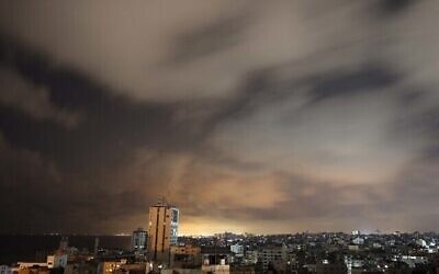 سماء غزة قبل دخول وقف إطلاق النار حيز التنفيذ  20 مايو 2021. (Photo by MOHAMMED ABED / AFP)