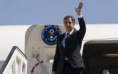 US Secretary of State Antony Blinken waves as he leaves Israel on May 26, 2021 at Ben Gurion Airport following his visit to Israel and Palestinian territories. (Photo by Alex Brandon / POOL / AFP)