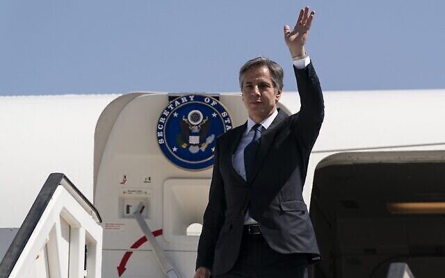 US Secretary of State Antony Blinken waves as he leaves Israel on May 26, 2021 at Ben Gurion Airport following his visit to Israel and Palestinian territories. (Photo by Alex Brandon / POOL / AFP)