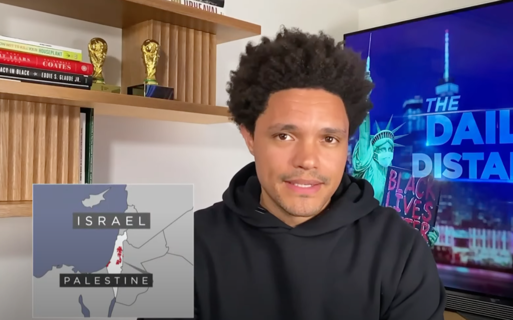 تريفور نو ح يكرس مقطعا في برنامجه "ديلي شو" للصراع بين غزة وإسرائيل. (Screenshot from YouTube) تريفور نو ح يكرس مقطعا في برنامجه "ديلي شو" للصراع بين غزة وإسرائيل. (Screenshot from YouTube)