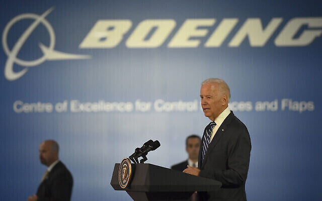 توضيحية: نائب الرئيس الأمريكي جو بايدن يخاطب العمال والموظفين بعد جولة في مصنع Boeing" Aerostructures Australia" في ملبورن، أستراليا، 18 يوليو، 2016. (Paul Crock / Pool Photo via AP)