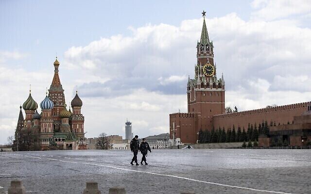 شرطيان يقومان بدورية في الساحة الحمراء شبه الخالية في موسكو، روسيا، 20 أبريل، 2020. (AP Photo / Alexander Zemlianichenko)