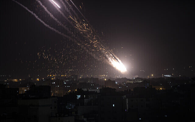 إطلاق صواريخ من قطاع غزة باتجاه إسرائيل ، الاثنين ، 10 مايو، 2021.(AP Photo/Khalil Hamra)