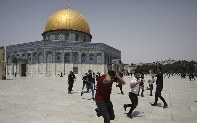 مواجهات مجددا بين الشرطة الإسرائيلية والفلسطينيين في باحة الحرم في القدس الشرقية، 21 مايو 2021
(AP Photo/Mahmoud Illean) مواجهات مجددا بين الشرطة الإسرائيلية والفلسطينيين في باحة الحرم في القدس الشرقية، 21 مايو 2021
(AP Photo/Mahmoud Illean)