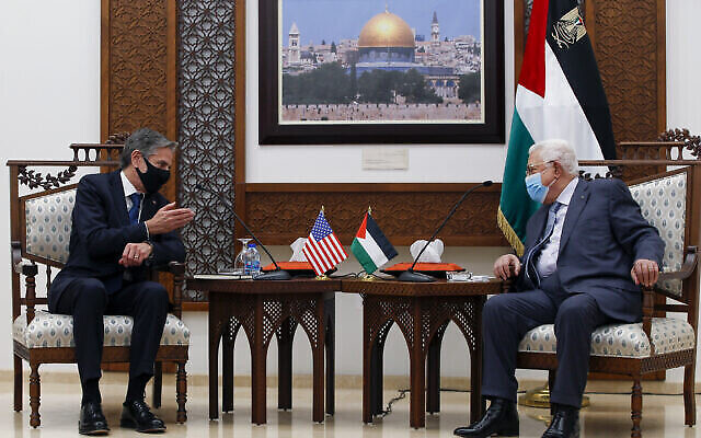 رئيس السلطة الفلسطينية محمود عباس، من اليمين ، يلتقي بوزير الخارجية الأمريكي أنتوني بلينكن، في مدينة رام الله بالضفة الغربية، 25 مايو، 2021. (Majdi Mohammed / AP) رئيس السلطة الفلسطينية محمود عباس، من اليمين ، يلتقي بوزير الخارجية الأمريكي أنتوني بلينكن، في مدينة رام الله بالضفة الغربية، 25 مايو، 2021. (Majdi Mohammed / AP)