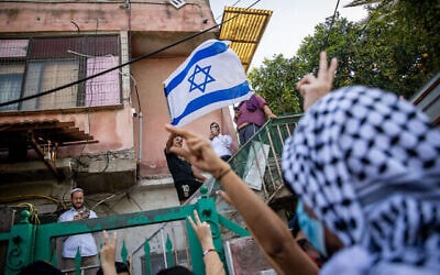 فلسطينيون ونشطاء يساريون يتظاهرون ضد طرد عائلات فلسطينية من منازلهم في حي الشيخ جراح بالقدس الشرقية، 16 أبريل، 2021. (Yonatan Sindel / Flash90)
