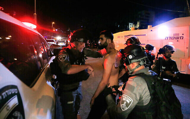 القوات الإسرائيلية تعتقل فلسطينيا خلال مظاهرة في حي الشيخ جراح بالقدس الشرقية، 4 مايو، 2021. (Jamal Awad / FLASH90)