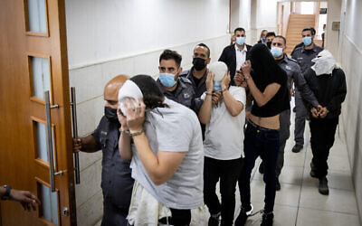 جلب أربعة مشتبه بهم يهود متهمين بطعن رجل عربي في سوق محانيه يهودا إلى جلسة في المحكمة المركزية في القدس، 30 مايو، 2021. (Yonatan Sindel / Flash90)