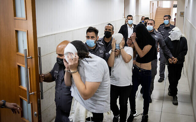 جلب أربعة مشتبه بهم يهود متهمين بطعن رجل عربي في سوق محانيه يهودا إلى جلسة في المحكمة المركزية في القدس، 30 مايو، 2021. (Yonatan Sindel / Flash90)
