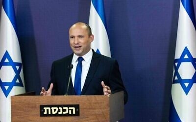 رئيس حزب يمينا نفتالي بينيت يعقد مؤتمرا صحفيا في الكنيست، 30 مايو، 2021. (Yonatan Sindel / Flash90)