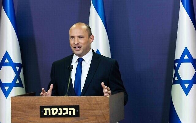 رئيس حزب يمينا نفتالي بينيت يعقد مؤتمرا صحفيا في الكنيست، 30 مايو، 2021. (Yonatan Sindel / Flash90)