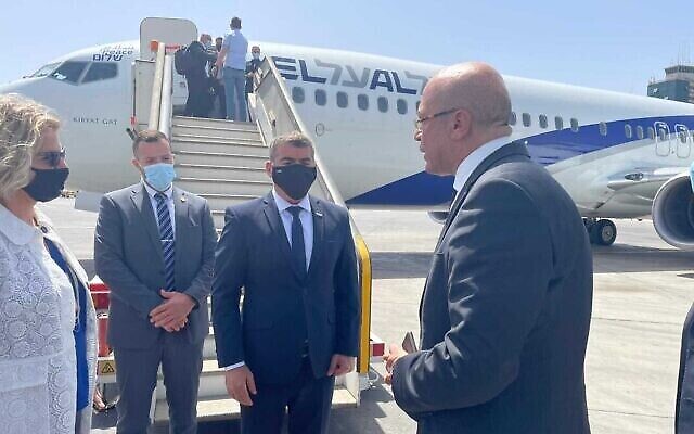 وزير الخارجية غابي أشكنازي (الثاني من اليمين) يصل مصر، 30 مايو، 2021. (Foreign Ministry) وزير الخارجية غابي أشكنازي (الثاني من اليمين) يصل مصر، 30 مايو، 2021. (Foreign Ministry)