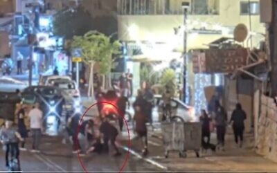 لقطة شاشة من مقطع فيديو لرجل يهودي يتعرض لاعتداء من قبل حشد من الشبان العرب في يافا، 10 مايو، 2021. (Twitter)