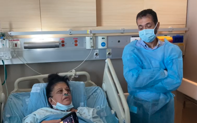 رندة عويس (58 عاما)، امرأة عربية حصلت لتوها على كلية من يغال يهوشواع ، رجل يهودي قُتل على يد مثيري شغب عرب في اللد، مايو 2021. الدكتور عبد خلايلة، رئيس قسم زراعة الأعضاء في مركز هداسا الطبي، يقف بجانب سريرها.  (courtesy of Hadassah Medical Center)