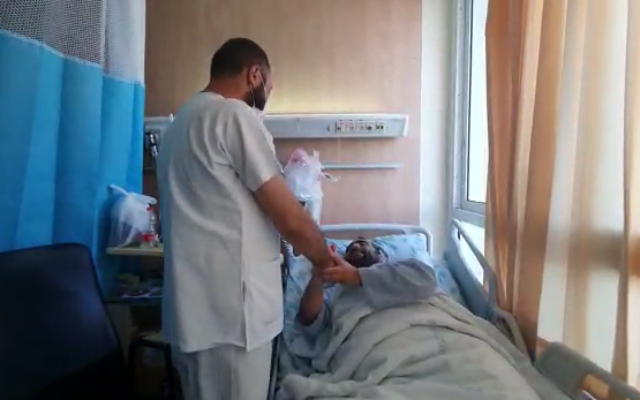 الممرض فادي قاسم (على يسار الصورة) يلتقي بمور جناشفيلي، الذي أنقذه قاسم من جريمة تنكيل.  (courtesy of Galilee Medical Center)