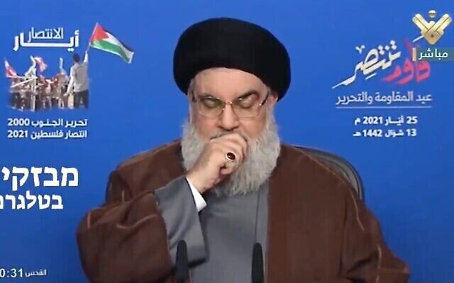 زعيم حزب الله حسن نصر الله يسعل خلال خطاب في 25 مايو، 2021. (Twitter screenshot)