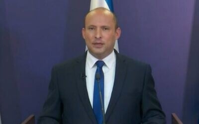 نفتالي بينيت، رئيس حزب "يمينا"، يعلن أنه يعمل على بناء إئتلاف حكومي مع يائير لابيد، رئيس حزب "يش عتيد"، 30 مايو، 2021. (Screenshot)