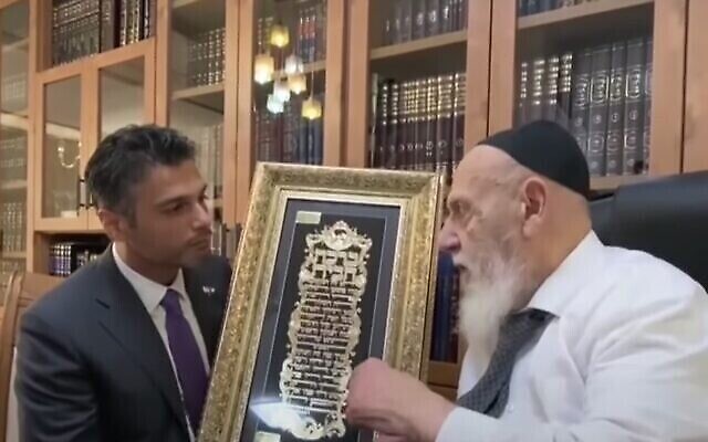 السفير الإماراتي محمد محمود آل خاجة، على يسار الصورة، يلتقي بالزعيم الروحي لحزب شاس الحاخام شالوم كوهين في القدس، 30 مايو، 2021. (Screenshot: YouTube)