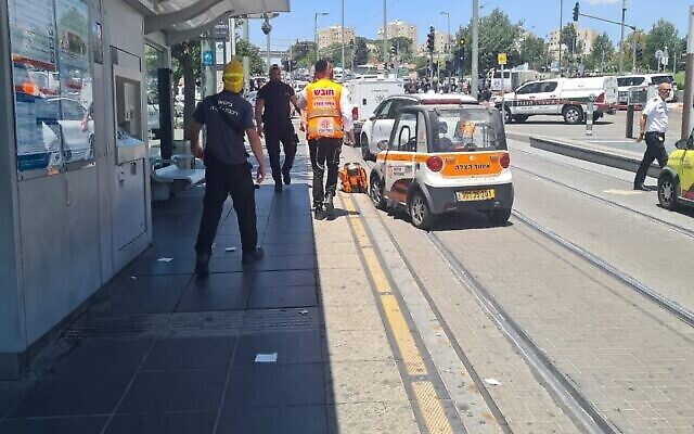 مسعفون يصلون إلى موقع هجوم طعن مزعوم في محطة سكة حديد خفيفة في القدس الشرقية، 24 مايو، 2021. (United Hatzalah) مسعفون يصلون إلى موقع هجوم طعن مزعوم في محطة سكة حديد خفيفة في القدس الشرقية، 24 مايو، 2021. (United Hatzalah)