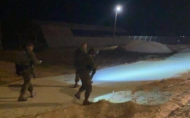 قوات الأمن الإسرائيلية تمشط المنطقة التي يشتبه في دخول فلسطيني إليها من قطاع غزة في جنوب إسرائيل ، 30 مايو، 2021. (Hamal Darom)