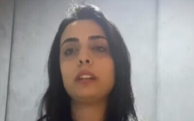 رواء مرشد، الصحفية الفلسطينية من غزة، تصف لوسائل الإعلام المحلية كيف تعرضت لاعتداء من قبل ضابط أمن تابع حماس لعدم ارتدائها الحجاب (Screenshot: Facebook)