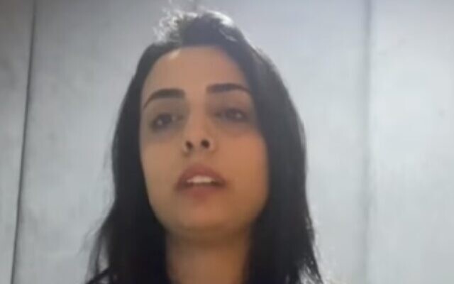 رواء مرشد، الصحفية الفلسطينية من غزة، تصف لوسائل الإعلام المحلية كيف تعرضت لاعتداء من قبل ضابط أمن تابع حماس لعدم ارتدائها الحجاب (Screenshot: Facebook)