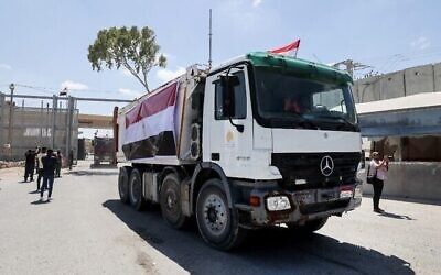 قافلة شاحنات محملة بمعدات بناء قدمتها مصر تصل إلى الجانب الفلسطيني من معبر رفح الحدودي بين مصر وقطاع غزة، 4 يونيو، 2021. (Said Khatib / AFP)