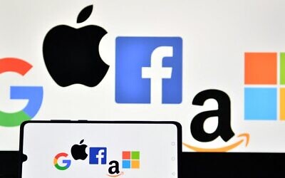 في هذه الصورة التي تم التقاطها في 18 ديسمبر 2020، تظهر صورة توضيحية تم التقاطها في لندن لشعارات ’غوغل’ و ’آبل’ و ’فيسبوك’ و’أمازون’ و ’مايكروسوفت’ معروضة على هاتف محمول وشاشة كمبيوتر محمول.(JUSTIN TALLIS / AFP)