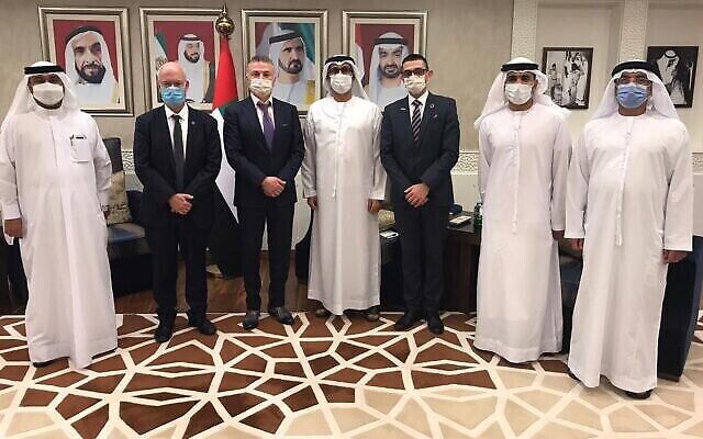 ممثلو جامعة تل أبيب ومسؤولون إماراتيون في توقيع مذكرة تفاهم لإنشاء معهد مشترك لأبحاث المياه في أبو ظبي بالإمارات العربية المتحدة. (Tel Aviv University)