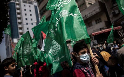 توضيحية: فلسطينيون يحملون أعلام حركة حماس الخضراء يشاركون في مظاهرة تضامنية مع المصلين المسلمين في القدس، في مدينة غزة، 23 أبريل، 2021. (AP Photo / Khalil Hamra)