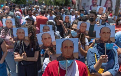 متظاهرون غاضبون يحملون صور نزار بنات، الناقد الصريح للسلطة الفلسطينية، ويرددون شعارات مناهضة للسلطة الفلسطينية خلال مسيرة احتجاجية على وفاته، في مدينة رام الله بالضفة الغربية، 24 يونيو، 2021. (AP Photo / Nasser Nasser)