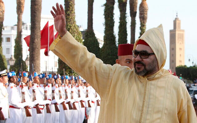 العاهل المغربي محمد السادس يلوح للجمهور لدى وصوله لحضور الجلسة الافتتاحية للبرلمان المغربي في الرباط، المغرب، 12 أكتوبرـ 2018. (AP Photo / Abdeljalil Bounhar)