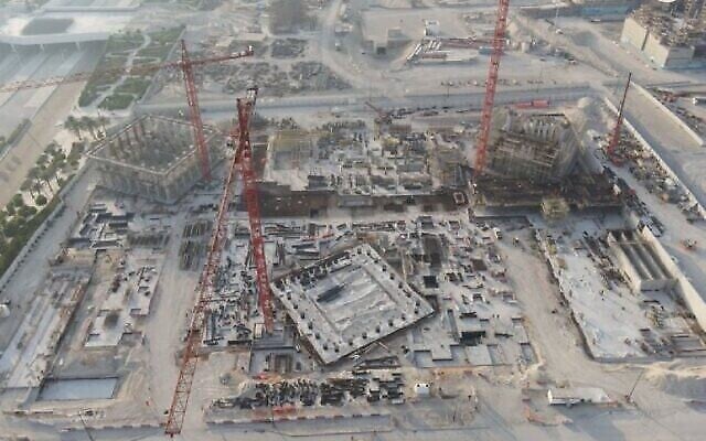 صورة تظهر اكتمال 20٪ من أعمال البناء في يونيو 2021 في الموقع المستقبلي لبيت العائلة الإبراهيمية في أبو ظبي.(Abu Dhabi Government Media Office)