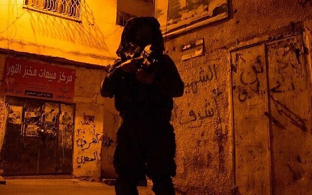توضيحية: جندي إسرائيلي من لواء جفعاتي خلال عملية تفتيش في مخيم للاجئين في مدينة جنين بالضفة الغربية، 19 يونيو، 2014. (IDF Spokesperson / Flash90)