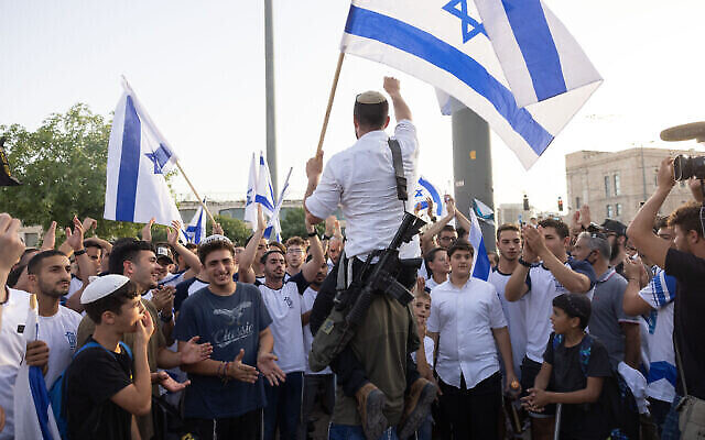 مشاركون في ’مسيرة الأعلام’ بالقرب من البلدة القديمة في القدس، 10 مايو، 2021. (Nati Shohat / Flash90)