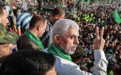 يحيى السنوار، زعيم حركة حماس الفلسطينية، خلال مسيرة في بيت لاهيا، 30 مايو، 2021. 
 (Atia Mohammed/Flash90)