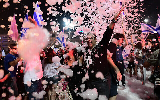 الإسرائيليون يحتفلون بالحكومة الجديدة في ميدان رابين في تل أبيب، 13 يونيو، 2021. (Tomer Neuberg / FLASH90)